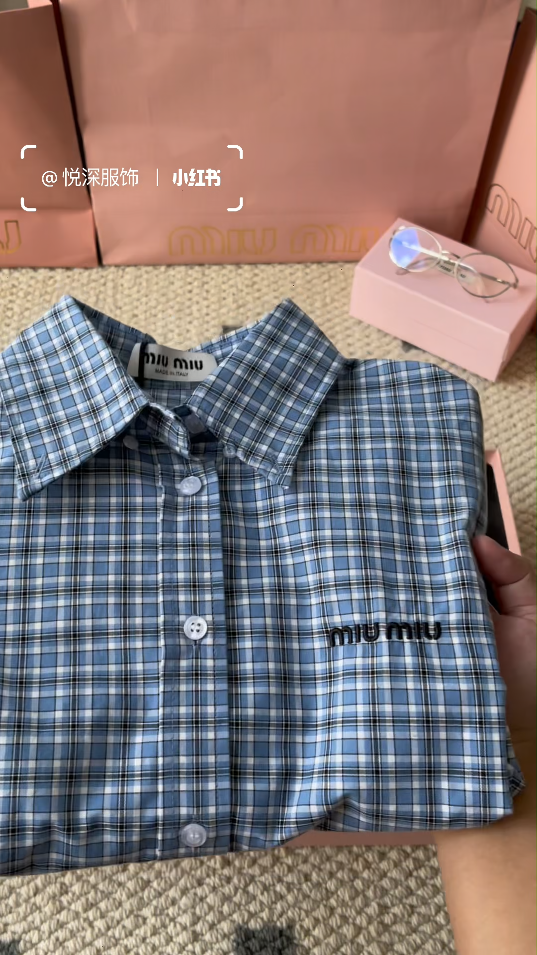 Hellblaues kariertes Hemd mit Pelzbesatz. Hemd mit kleinen karierten Ärmeln und Pelzbesatz. Kariertes Hemd