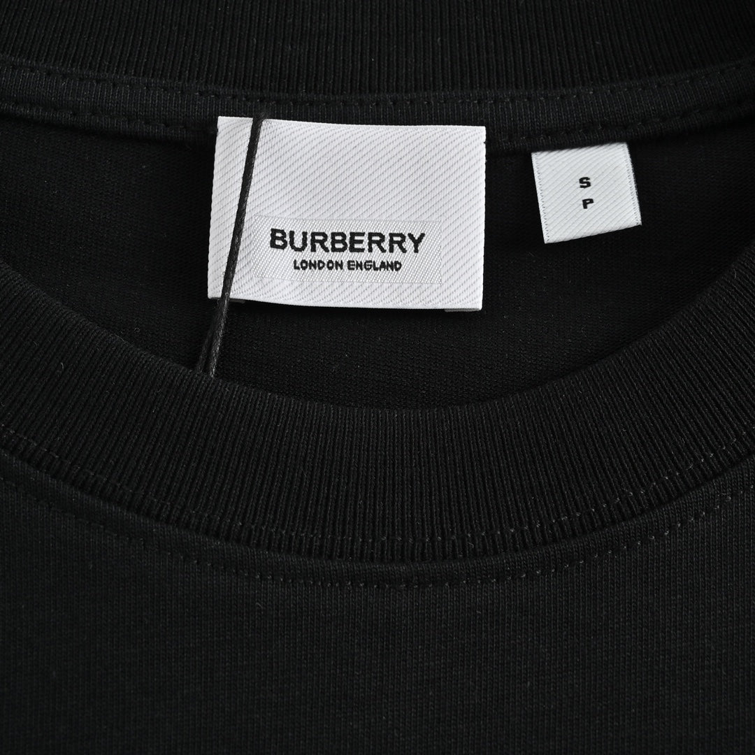 HANDGEZEICHNETES T-SHIRT MITTLERER PASSFORM IN SCHWARZ 