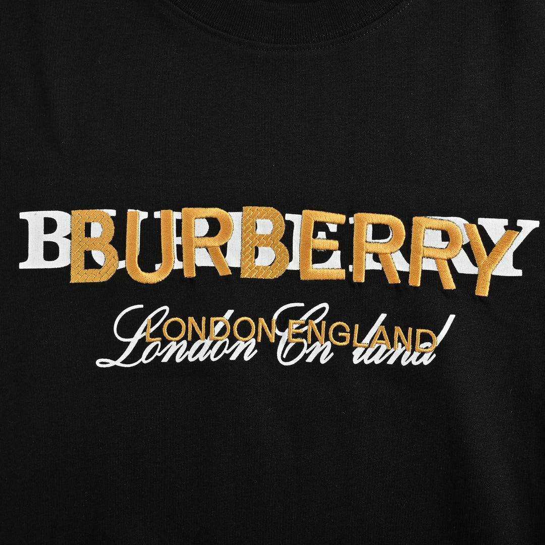 HANDGEZEICHNETES T-SHIRT MITTLERER PASSFORM IN SCHWARZ 