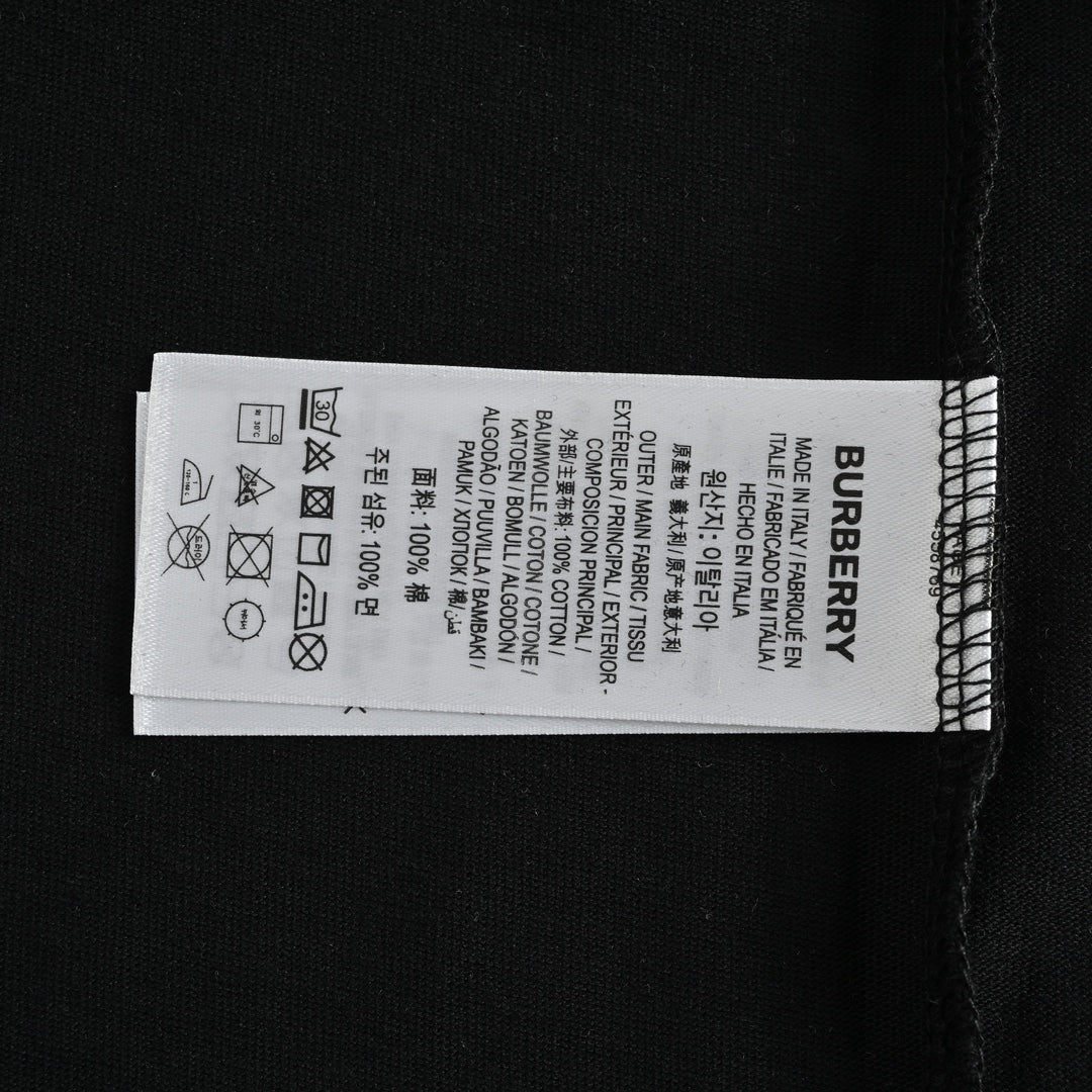 HANDGEZEICHNETES T-SHIRT MITTLERER PASSFORM IN SCHWARZ 