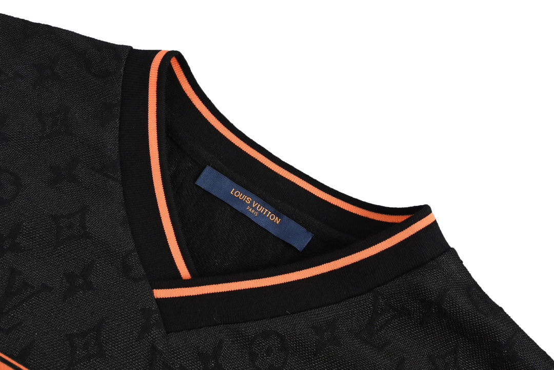 Col en V, manches courtes, lettres orange 