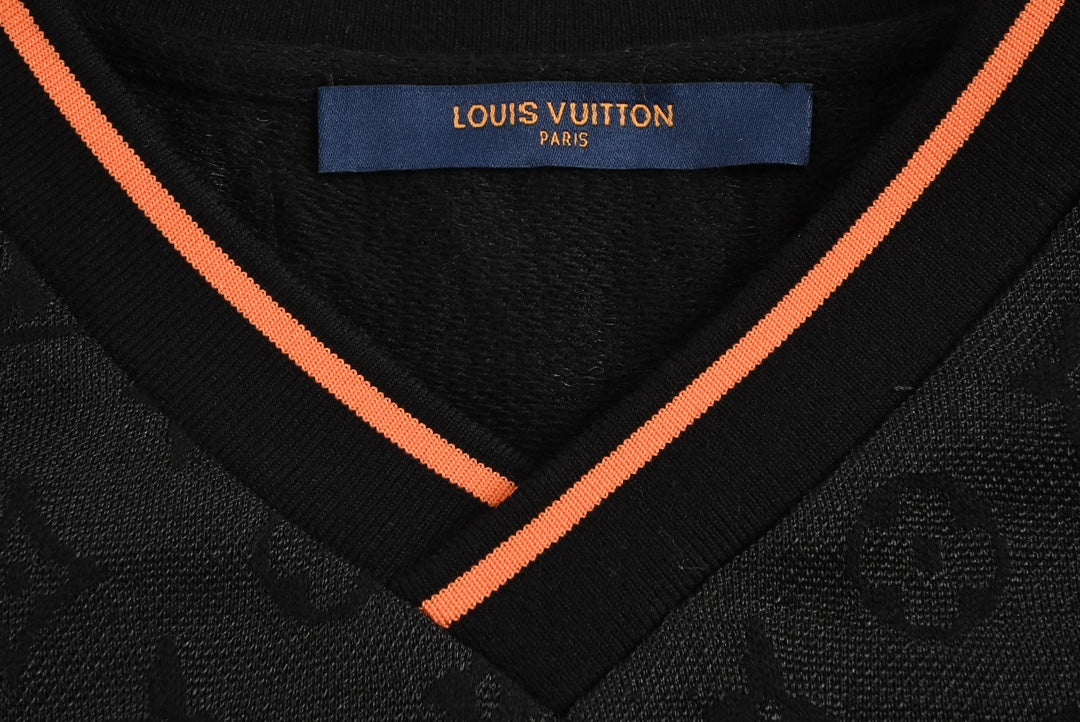 Col en V, manches courtes, lettres orange 