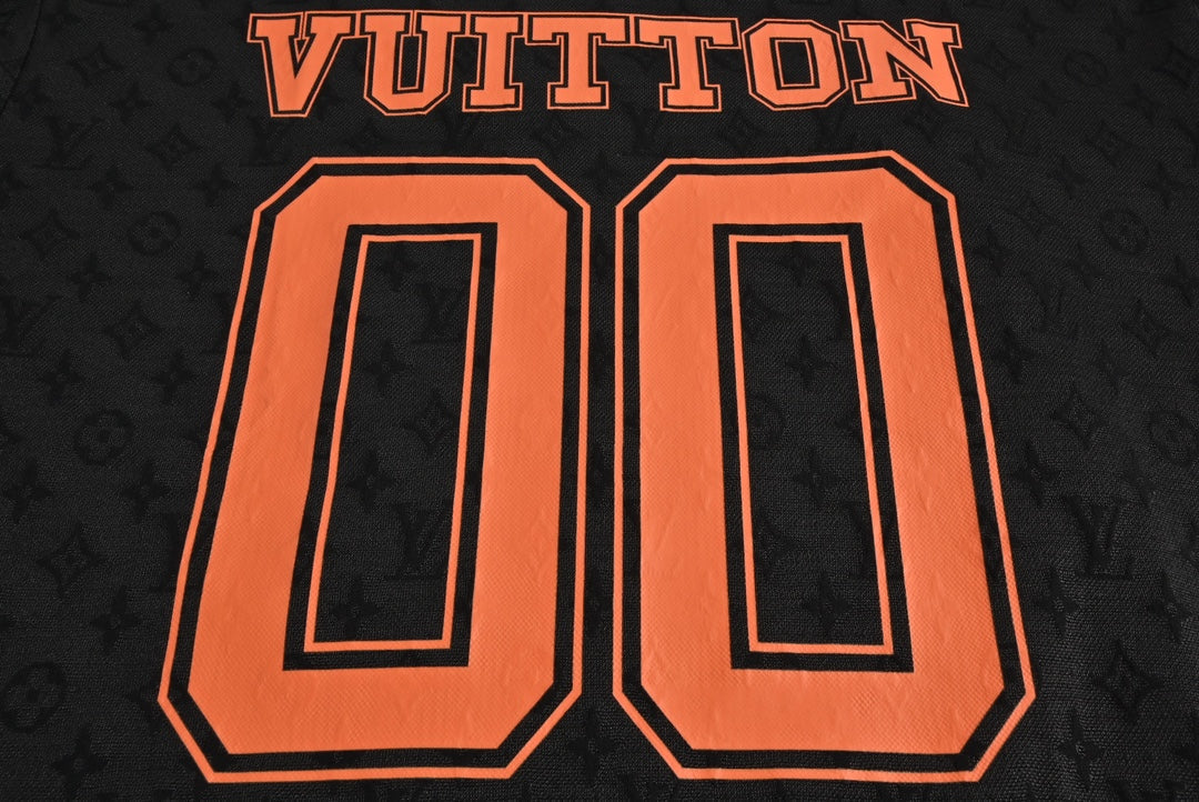 Col en V, manches courtes, lettres orange 