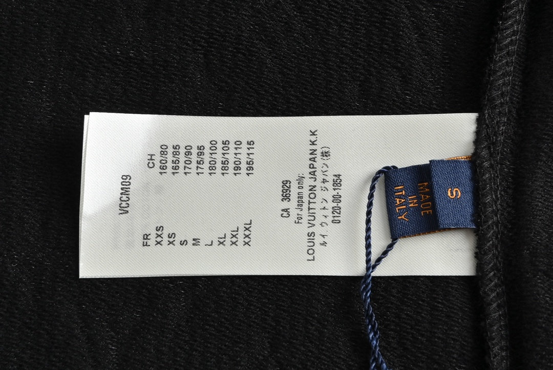 Col en V, manches courtes, lettres orange 