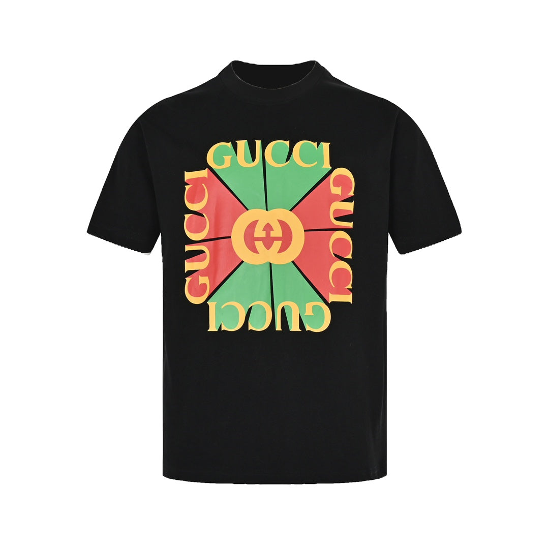 Kurzarm mit rotem und grünem Buchstabenblockdruck 