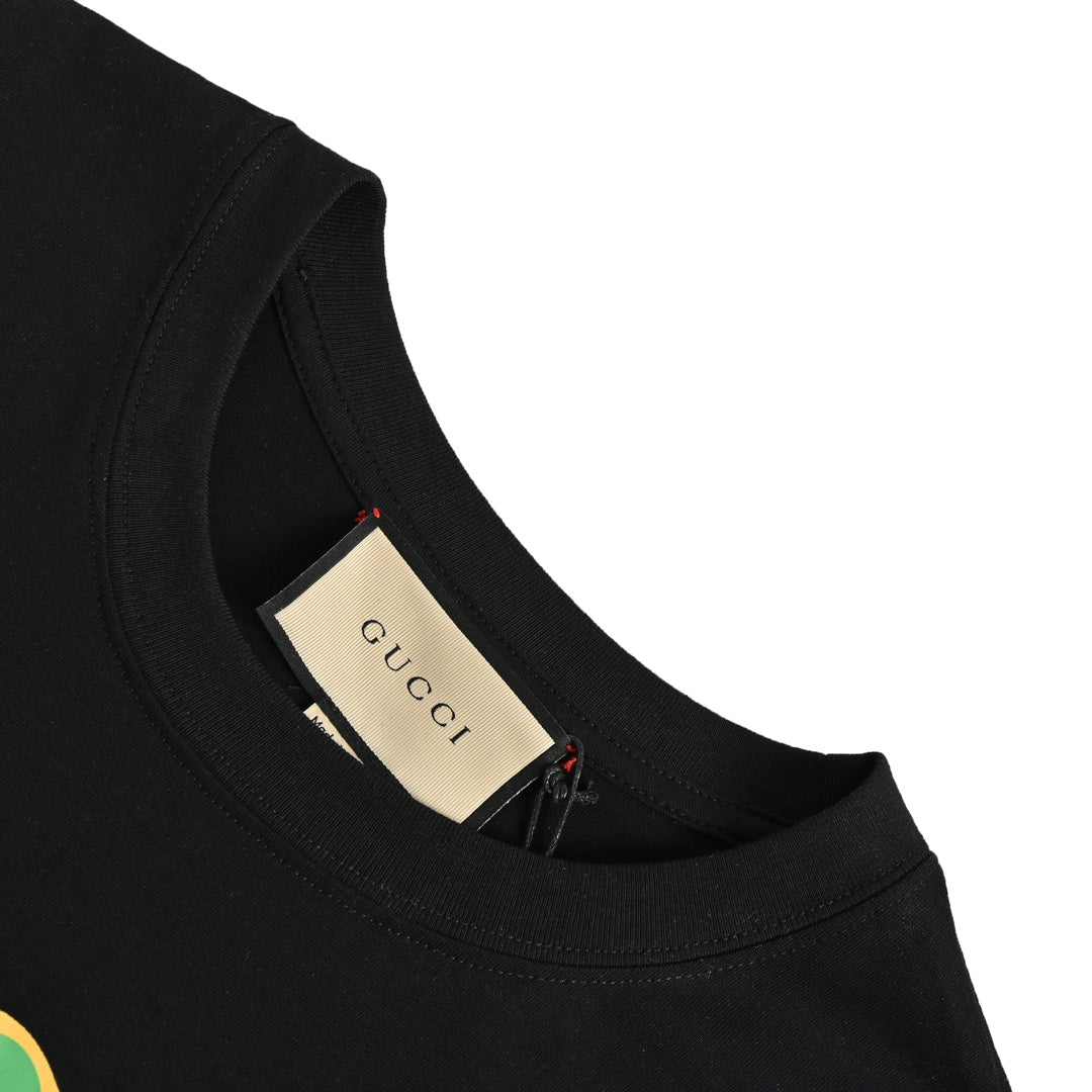 Kurzarm mit rotem und grünem Buchstabenblockdruck 