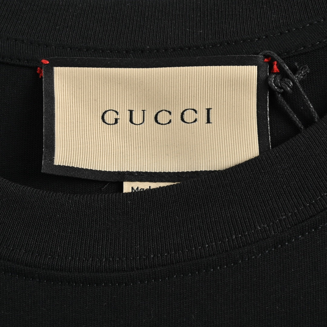 Kurzarm mit rotem und grünem Buchstabenblockdruck 