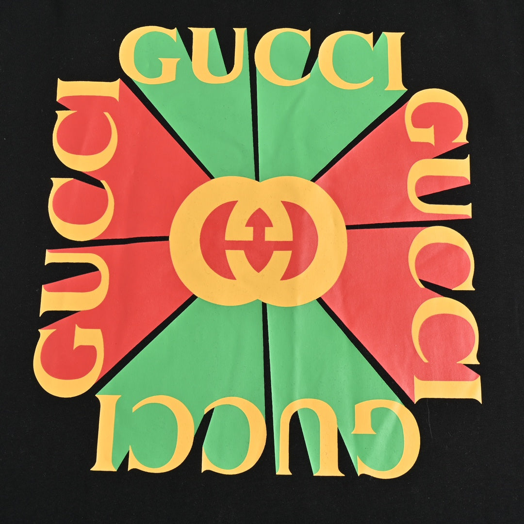 Kurzarm mit rotem und grünem Buchstabenblockdruck 