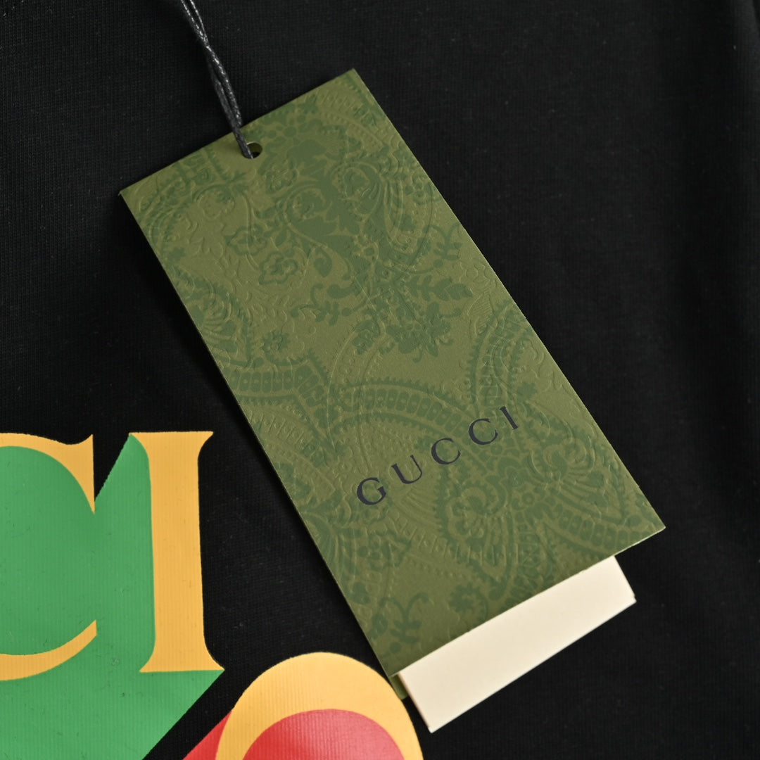 Kurzarm mit rotem und grünem Buchstabenblockdruck 