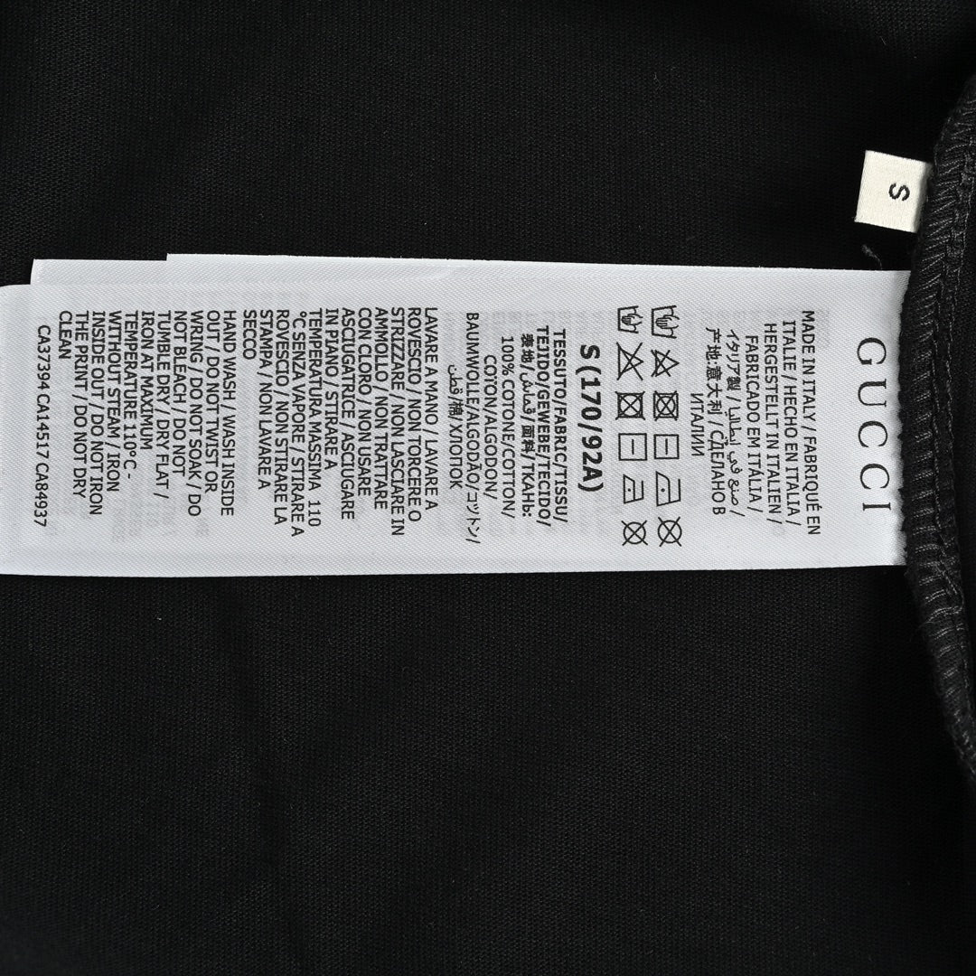 Kurzarm mit rotem und grünem Buchstabenblockdruck 