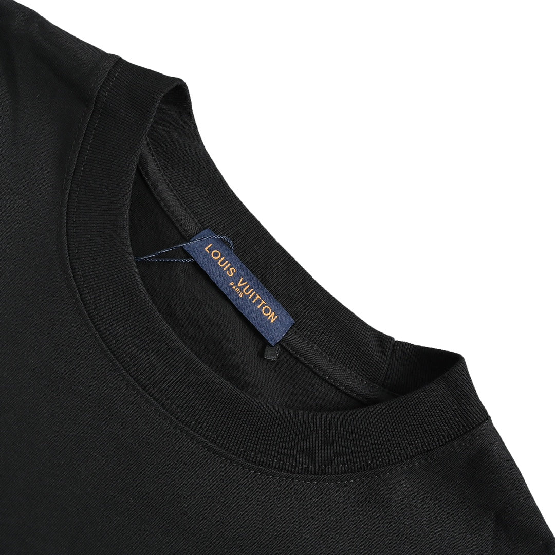 Kurzarmshirt mit handgezeichnetem Buchstaben-Graffiti 