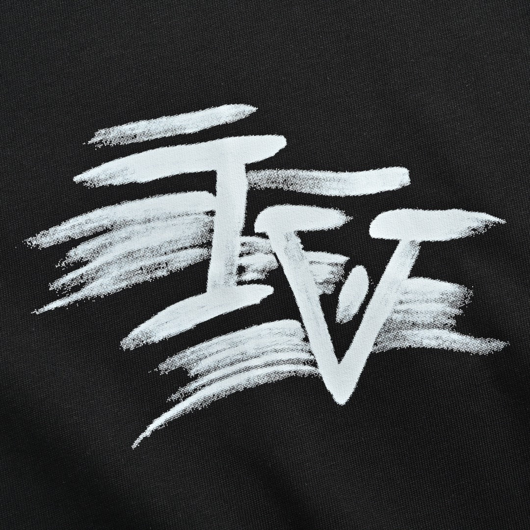 Kurzarmshirt mit handgezeichnetem Buchstaben-Graffiti 