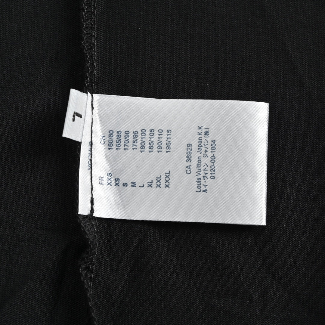 Kurzarmshirt mit handgezeichnetem Buchstaben-Graffiti 