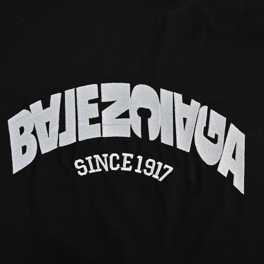 Kurzarm mit umgekehrter Schriftzugstickerei 