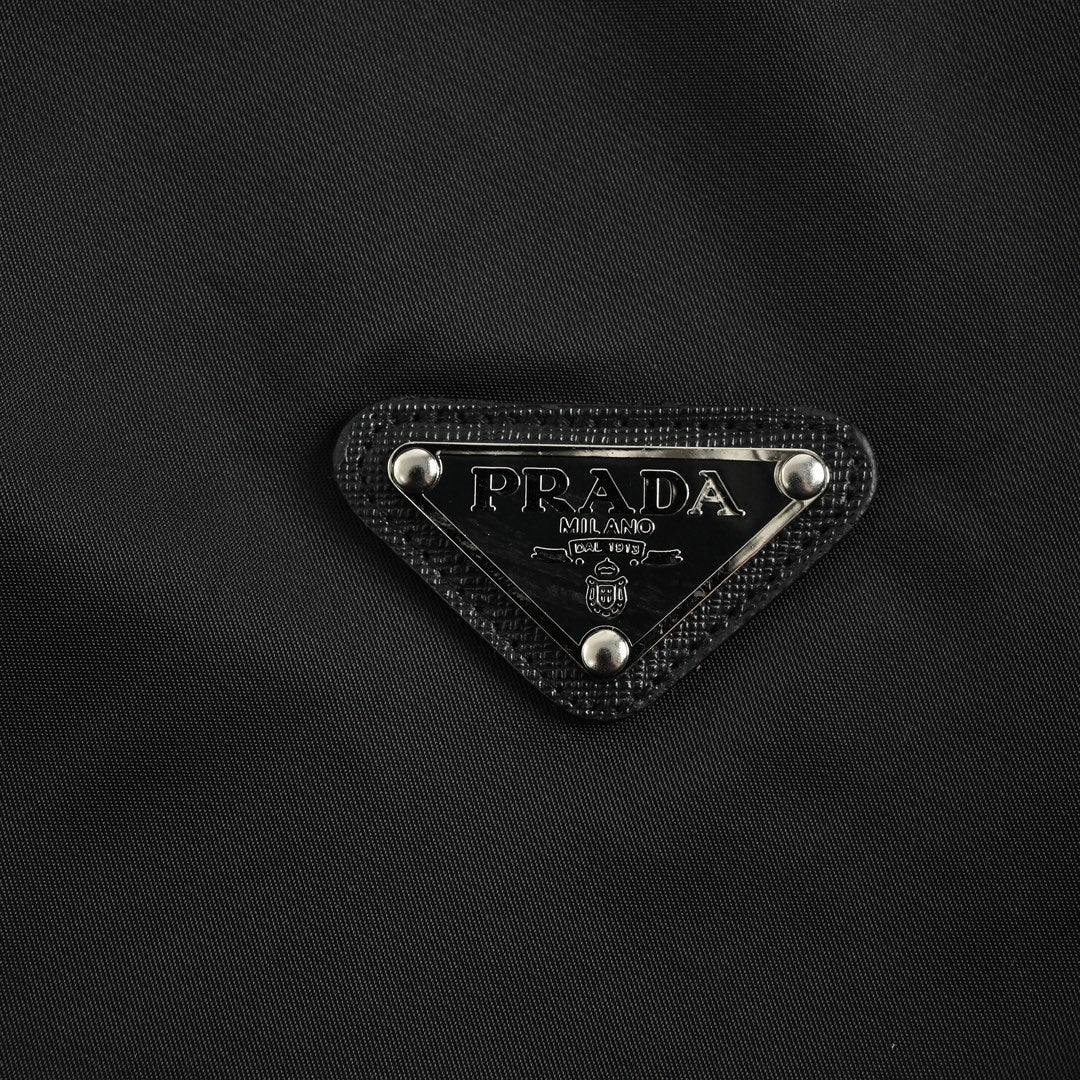 Hemdjacke aus Nylon mit Dreieckslogo