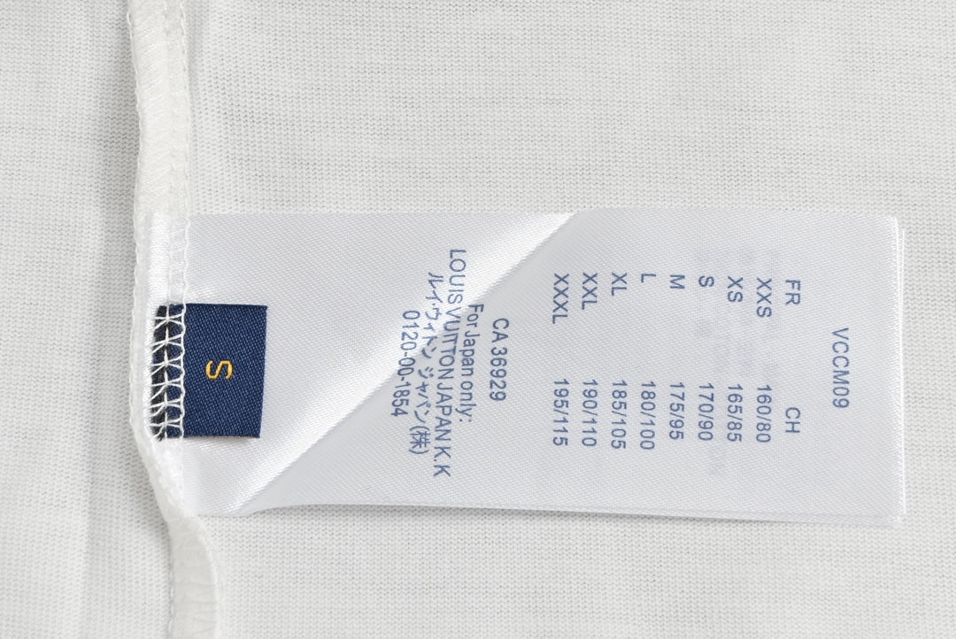 Kurze Ärmel mit Strukturbuchstabenstickerei 