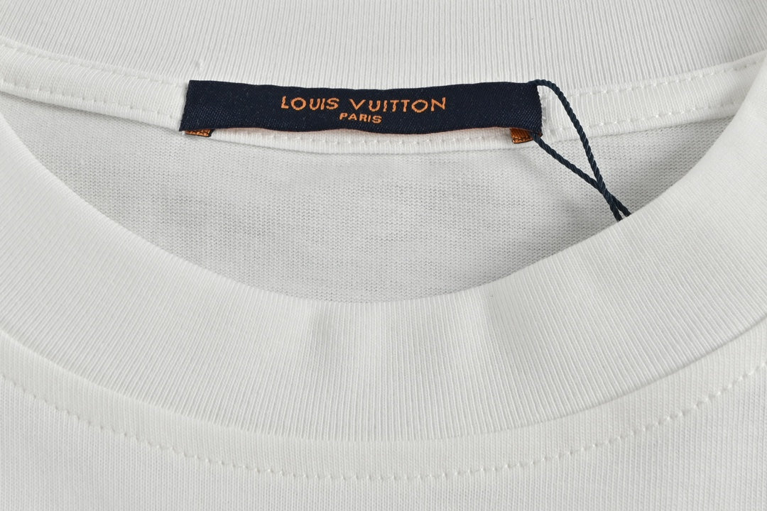 Kurze Ärmel mit kleiner Blumenstickerei und Schreibschrift auf der Rückseite 