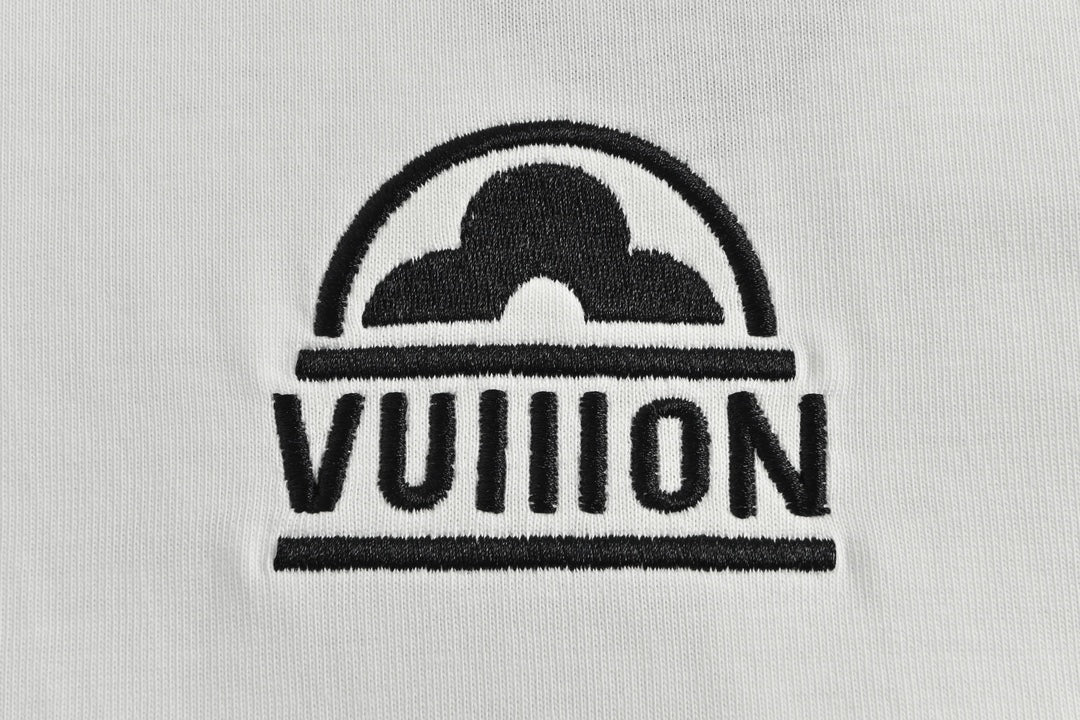 Kurze Ärmel mit kleiner Blumenstickerei und Schreibschrift auf der Rückseite 