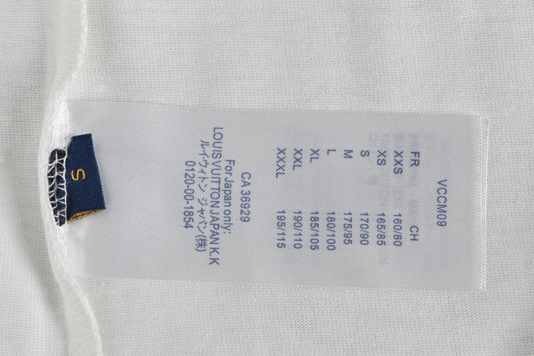 Kurze Ärmel mit kleiner Blumenstickerei und Schreibschrift auf der Rückseite 