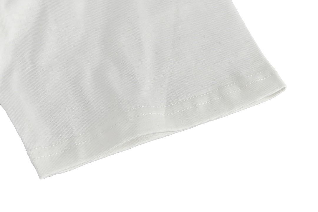 Kurze Ärmel mit kleiner Blumenstickerei und Schreibschrift auf der Rückseite 