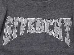 Pull brodé avec lettres