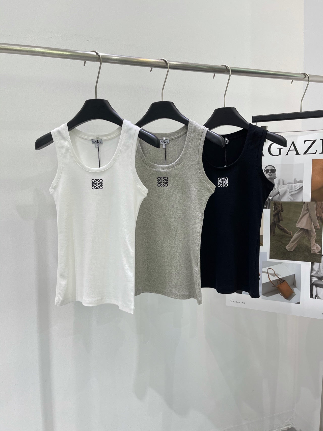 Neue Weste mit Rundhalsausschnitt und Stickerei