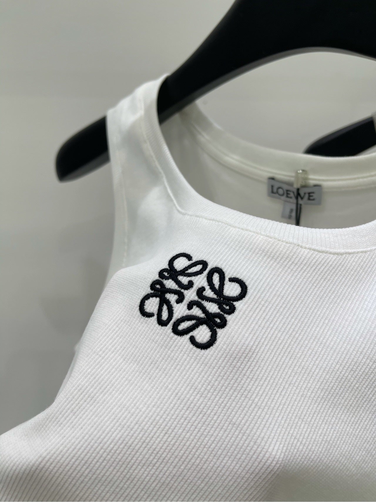 Neue Weste mit Rundhalsausschnitt und Stickerei