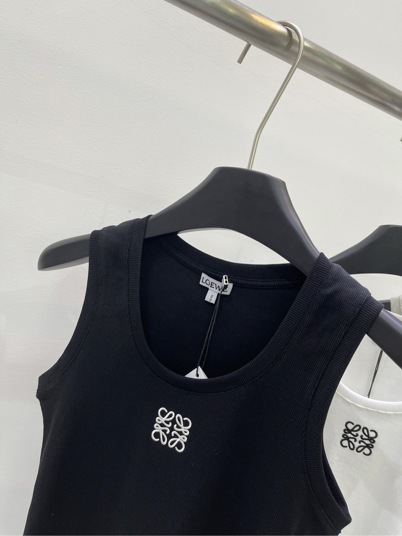 Neue Weste mit Rundhalsausschnitt und Stickerei