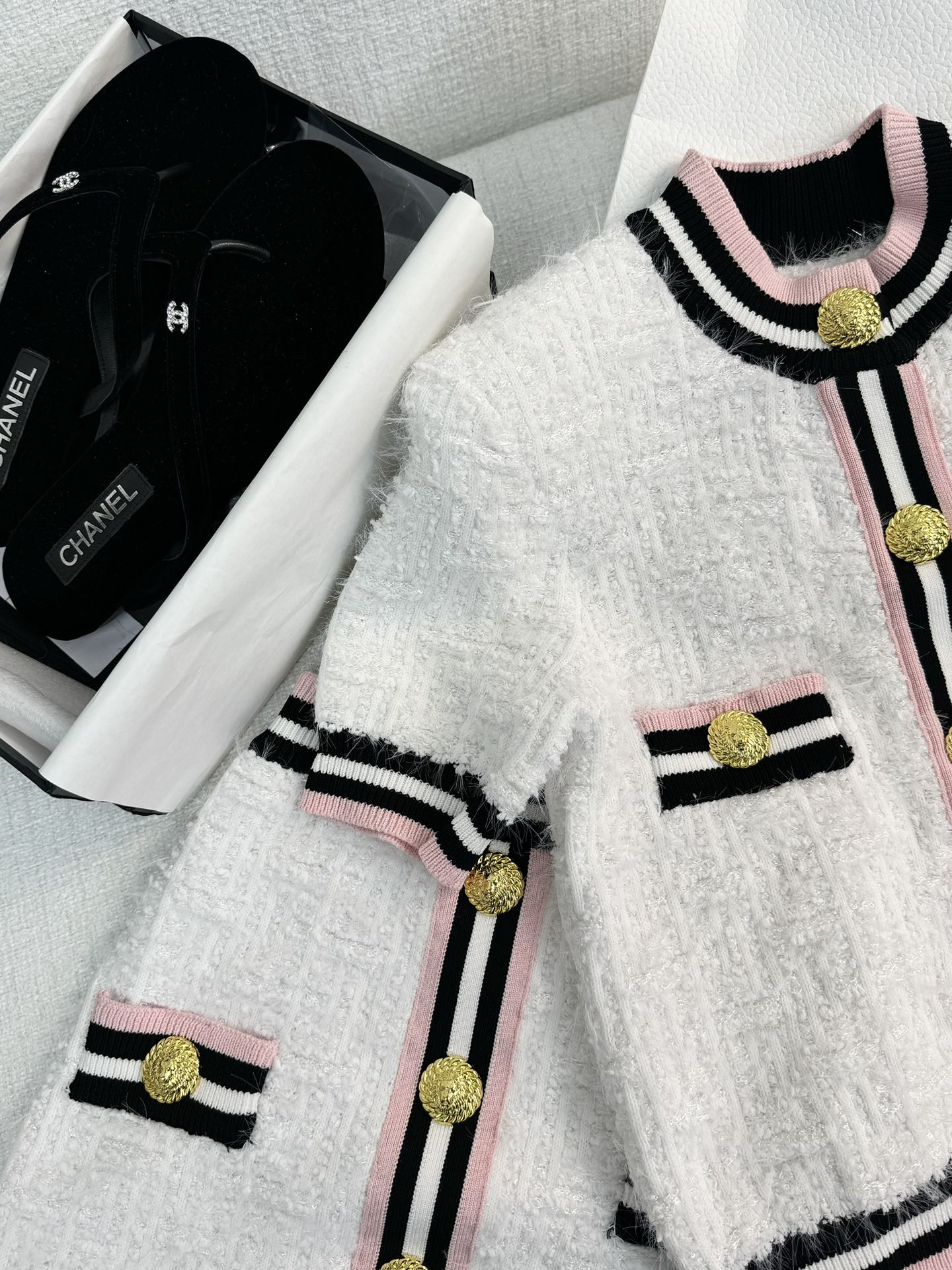 Manches courtes roses à bordure rayée