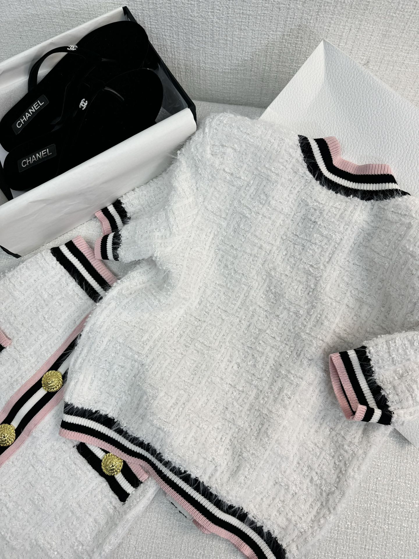 Manches courtes roses à bordure rayée