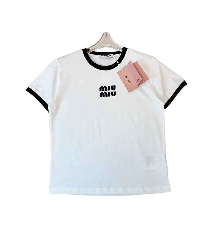 Neues T-Shirt mit exquisitem Rundhalsausschnitt und Logo-Kontrast