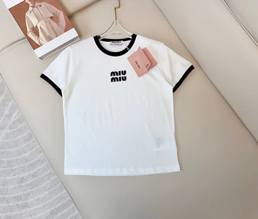 Neues T-Shirt mit exquisitem Rundhalsausschnitt und Logo-Kontrast