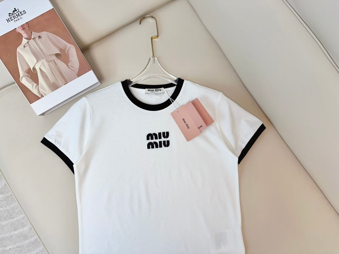 Neues T-Shirt mit exquisitem Rundhalsausschnitt und Logo-Kontrast