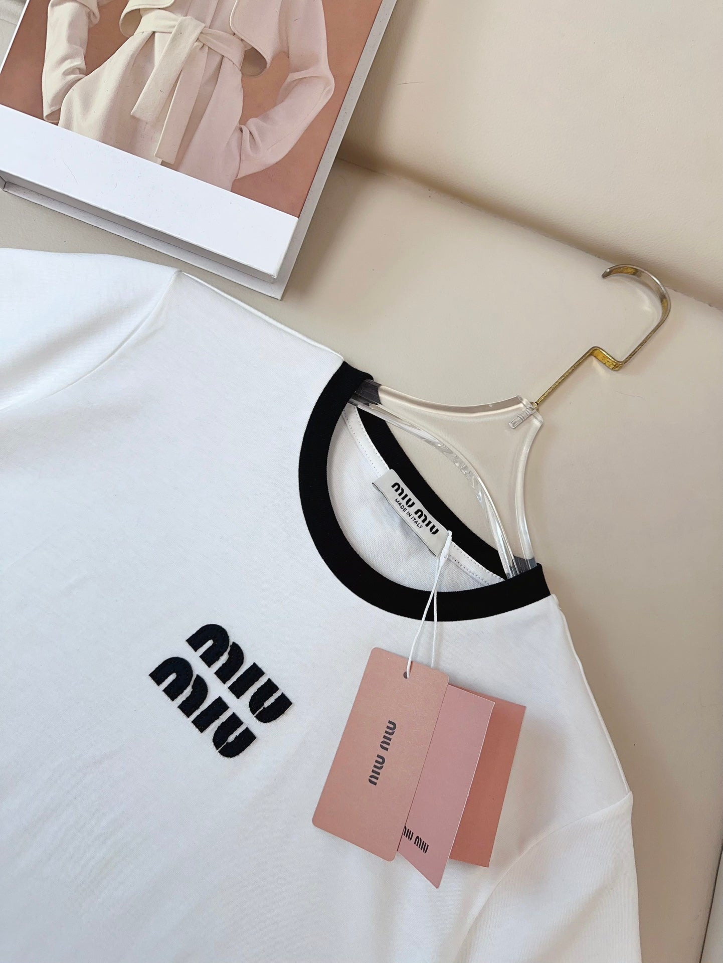 Neues T-Shirt mit exquisitem Rundhalsausschnitt und Logo-Kontrast