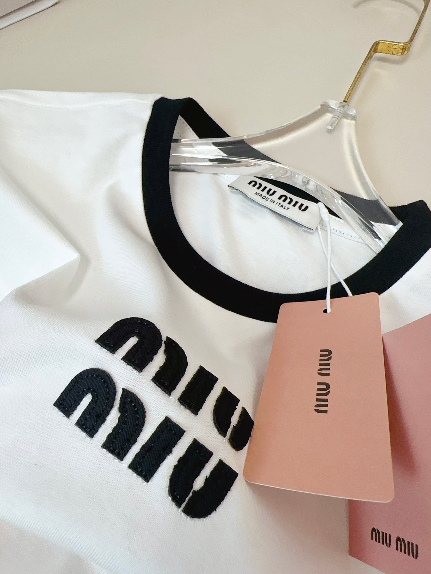 Neues T-Shirt mit exquisitem Rundhalsausschnitt und Logo-Kontrast