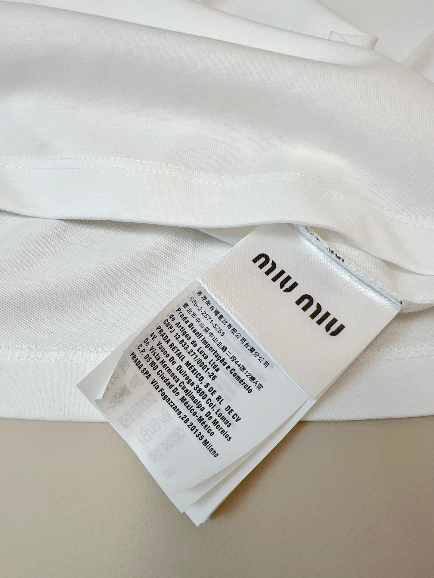 Neues T-Shirt mit exquisitem Rundhalsausschnitt und Logo-Kontrast