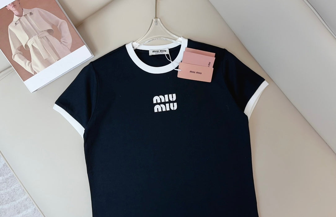 Neues T-Shirt mit exquisitem Rundhalsausschnitt und Logo-Kontrast