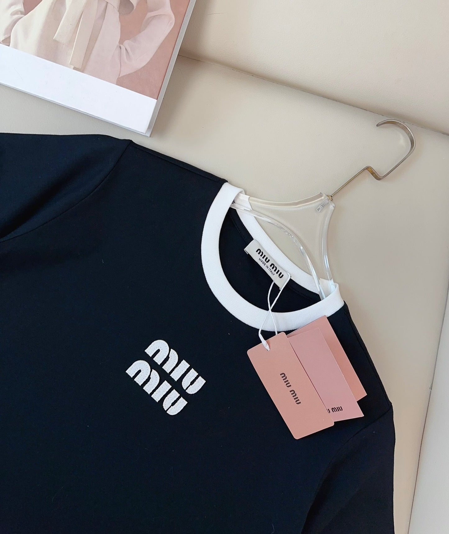 Neues T-Shirt mit exquisitem Rundhalsausschnitt und Logo-Kontrast