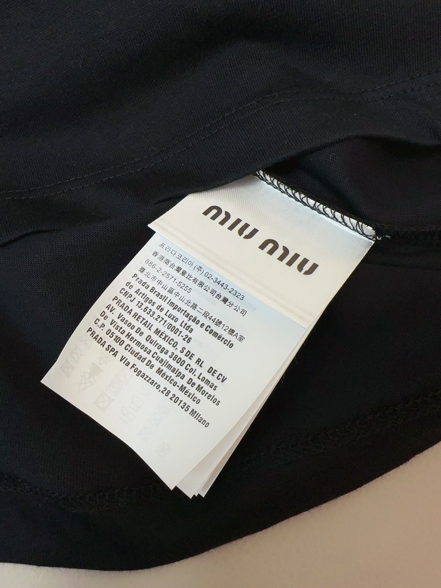 Neues T-Shirt mit exquisitem Rundhalsausschnitt und Logo-Kontrast