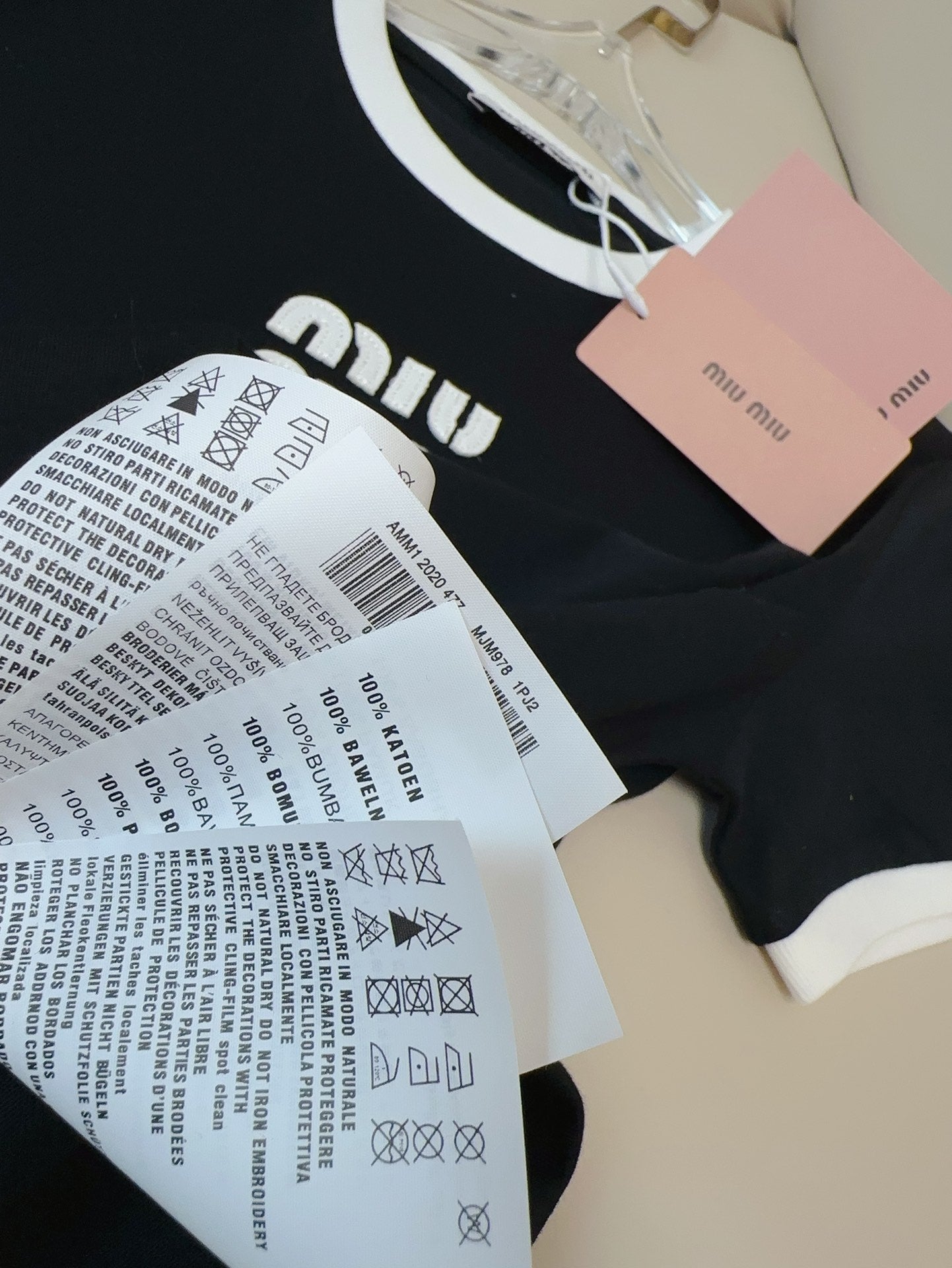 Neues T-Shirt mit exquisitem Rundhalsausschnitt und Logo-Kontrast