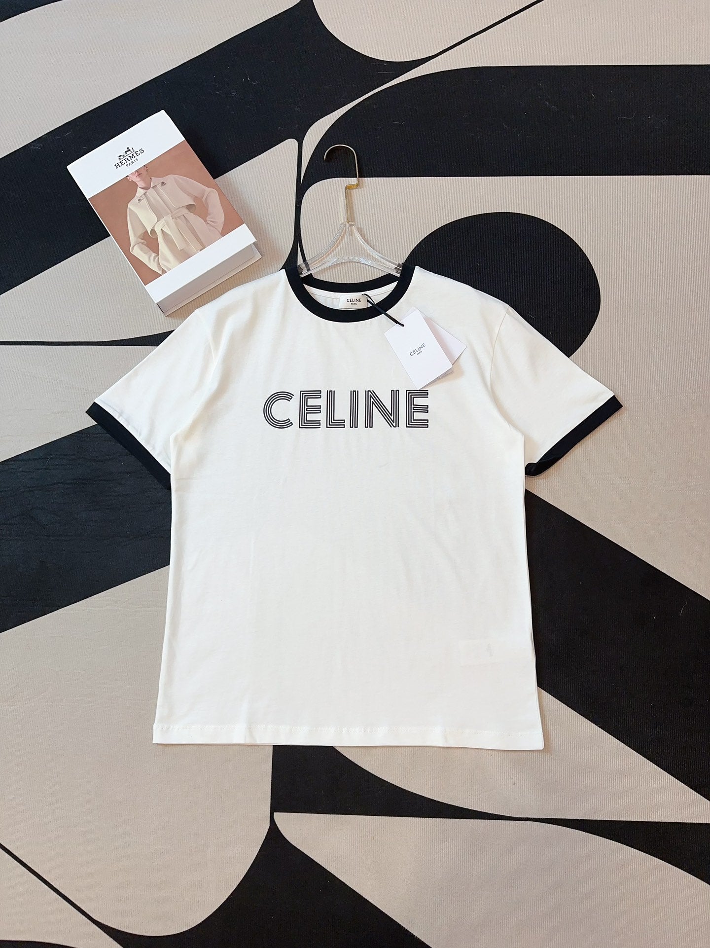 Neues T-Shirt mit Rundhalsausschnitt und kontrastierendem Logoaufdruck, weich und bequem