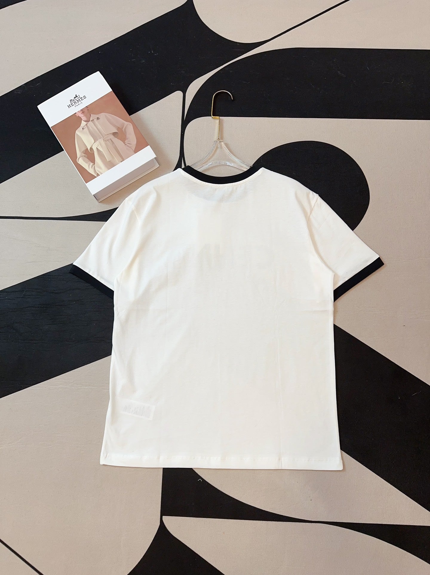 Neues T-Shirt mit Rundhalsausschnitt und kontrastierendem Logoaufdruck, weich und bequem