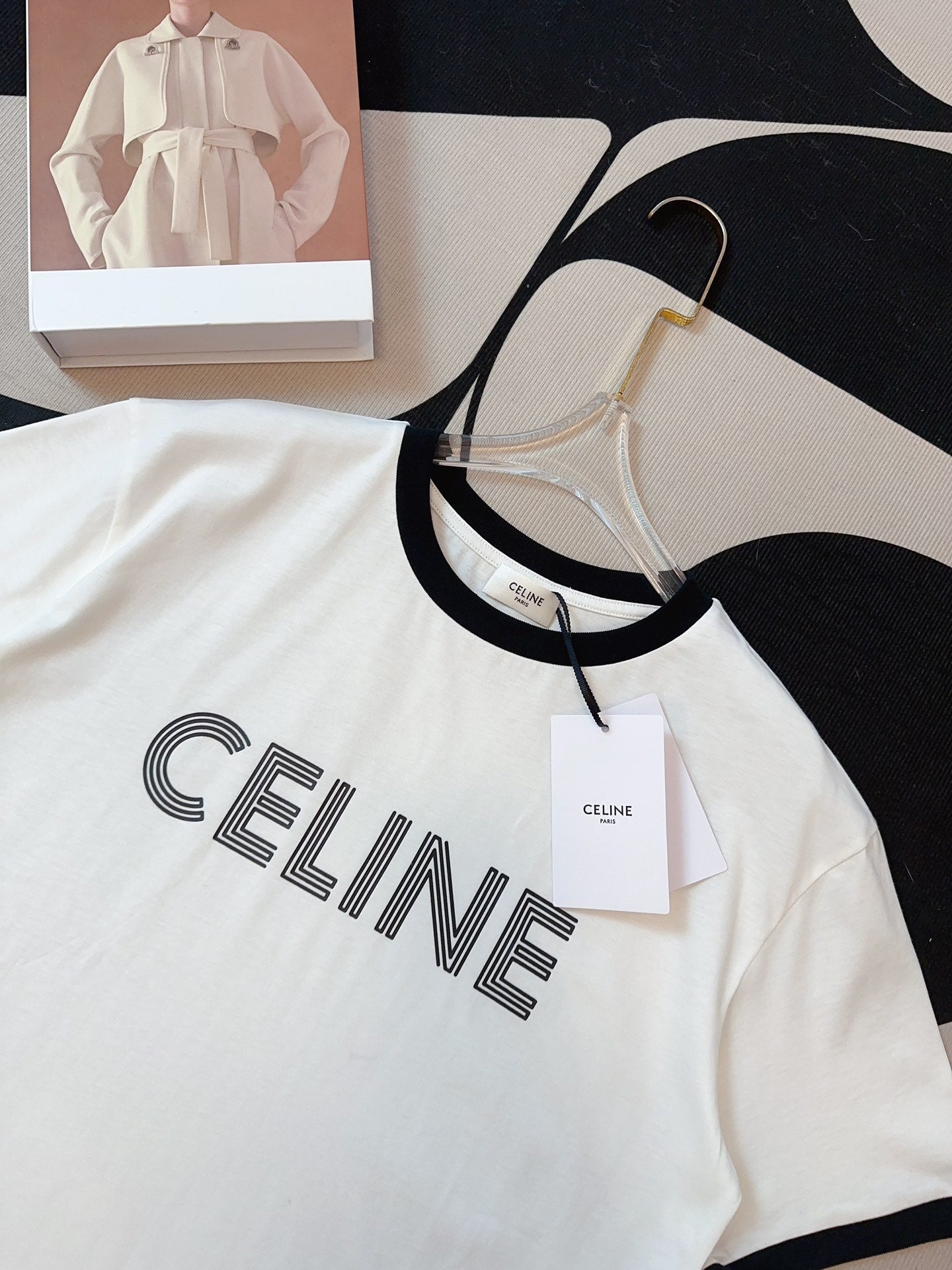 Neues T-Shirt mit Rundhalsausschnitt und kontrastierendem Logoaufdruck, weich und bequem