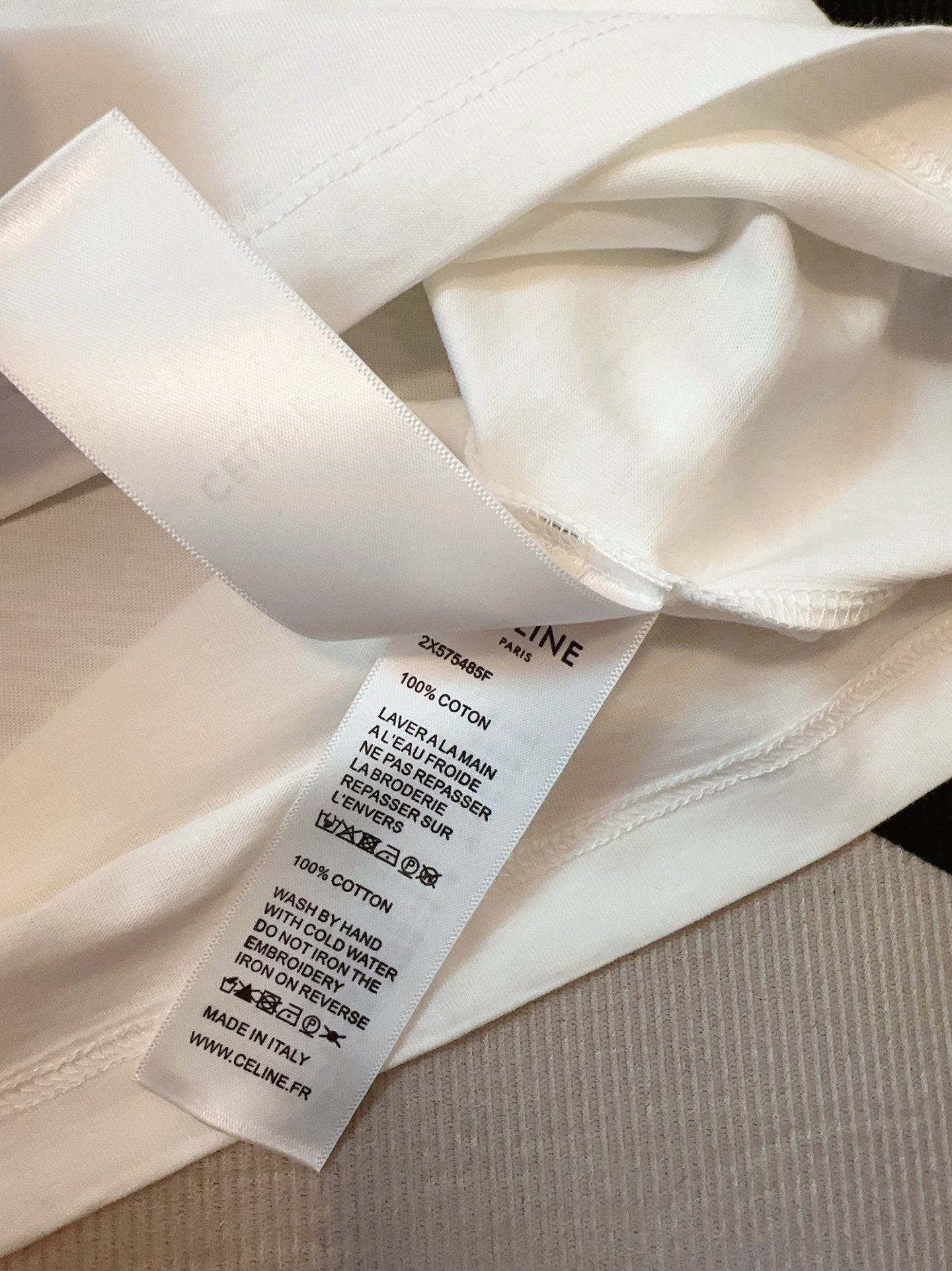 Neues T-Shirt mit Rundhalsausschnitt und kontrastierendem Logoaufdruck, weich und bequem