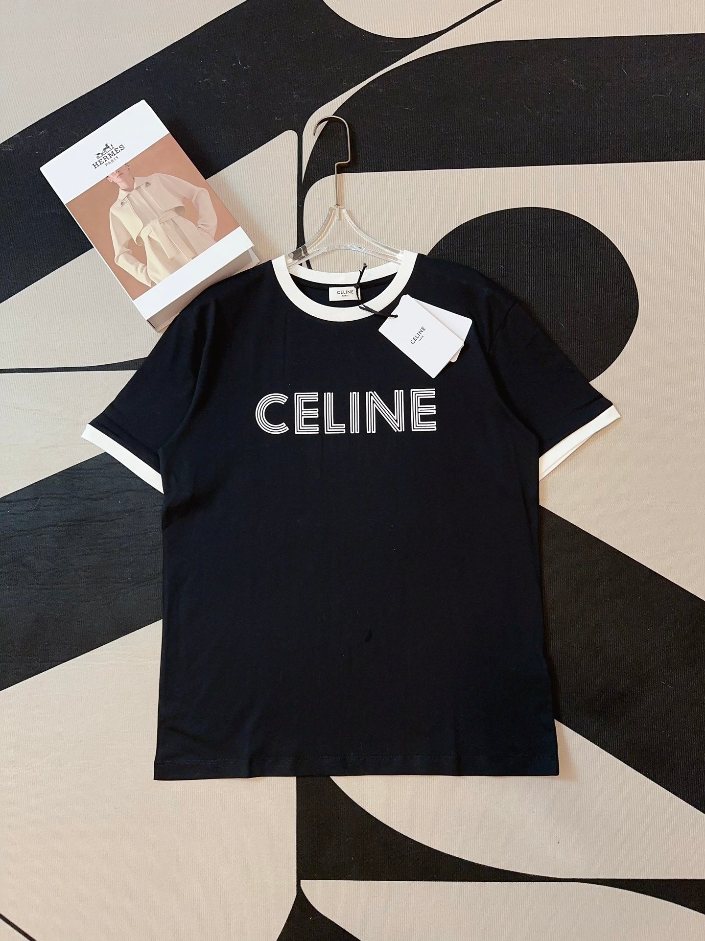 Neues T-Shirt mit Rundhalsausschnitt und kontrastierendem Logoaufdruck, weich und bequem