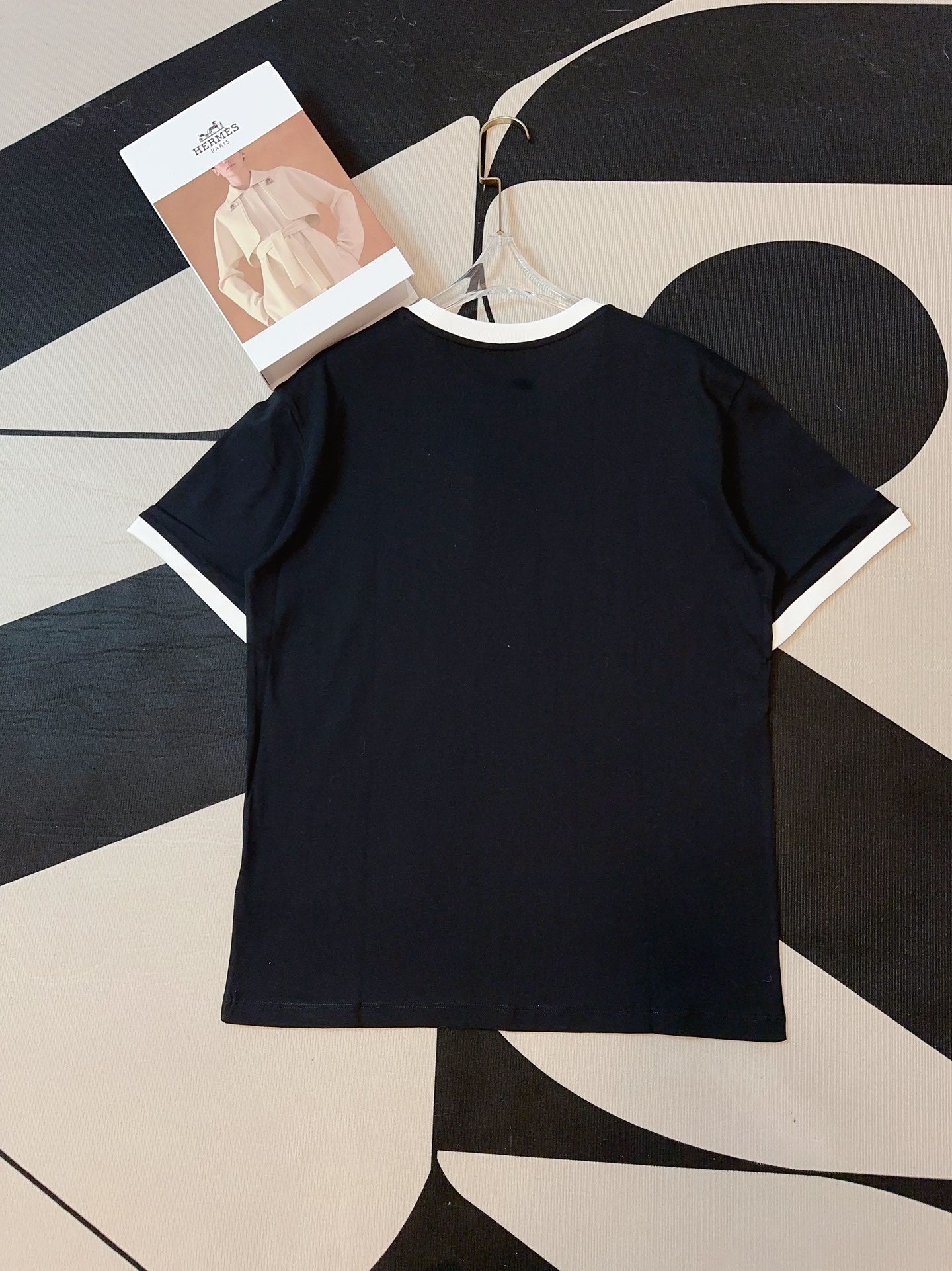 Neues T-Shirt mit Rundhalsausschnitt und kontrastierendem Logoaufdruck, weich und bequem