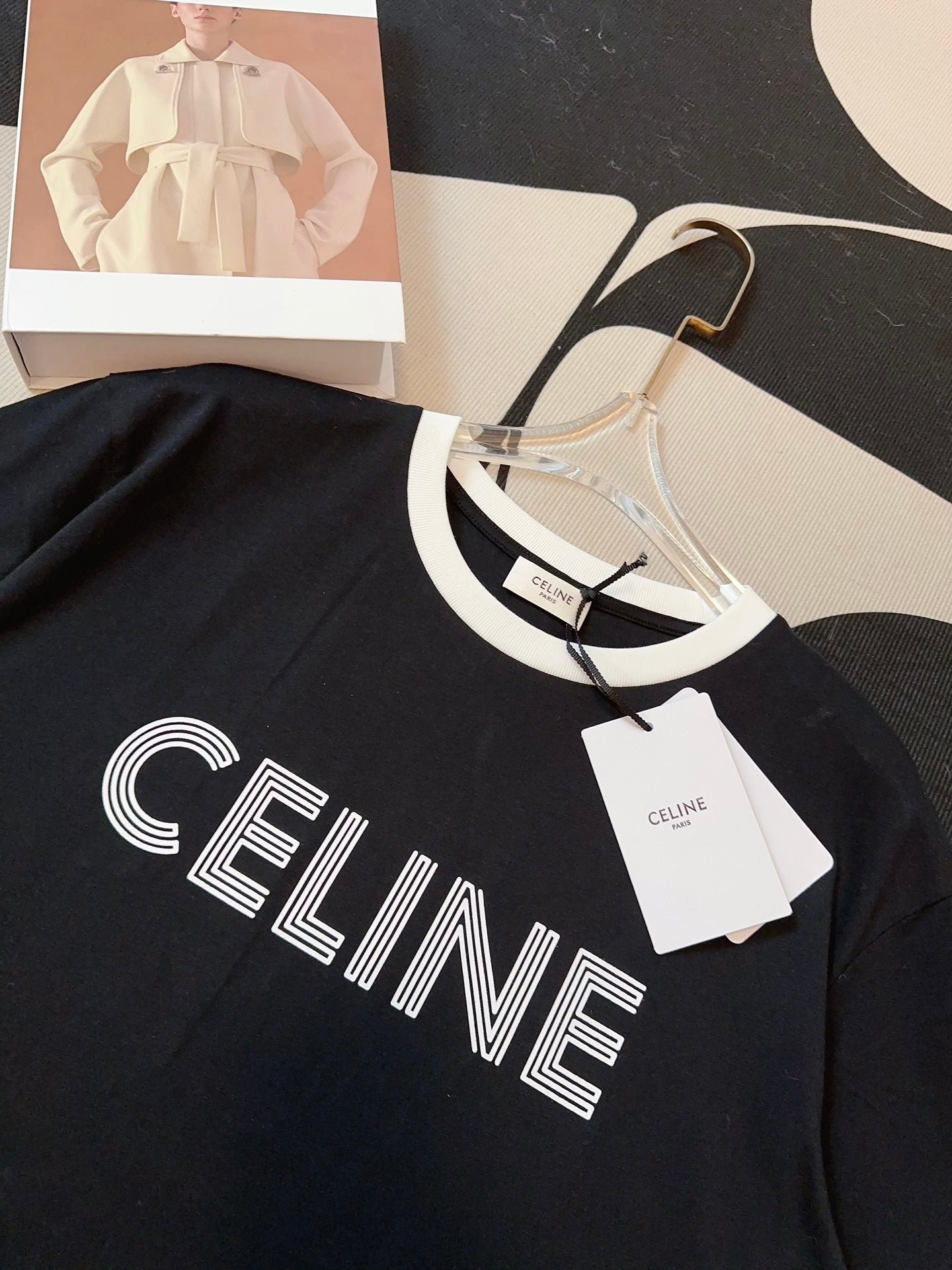 Neues T-Shirt mit Rundhalsausschnitt und kontrastierendem Logoaufdruck, weich und bequem