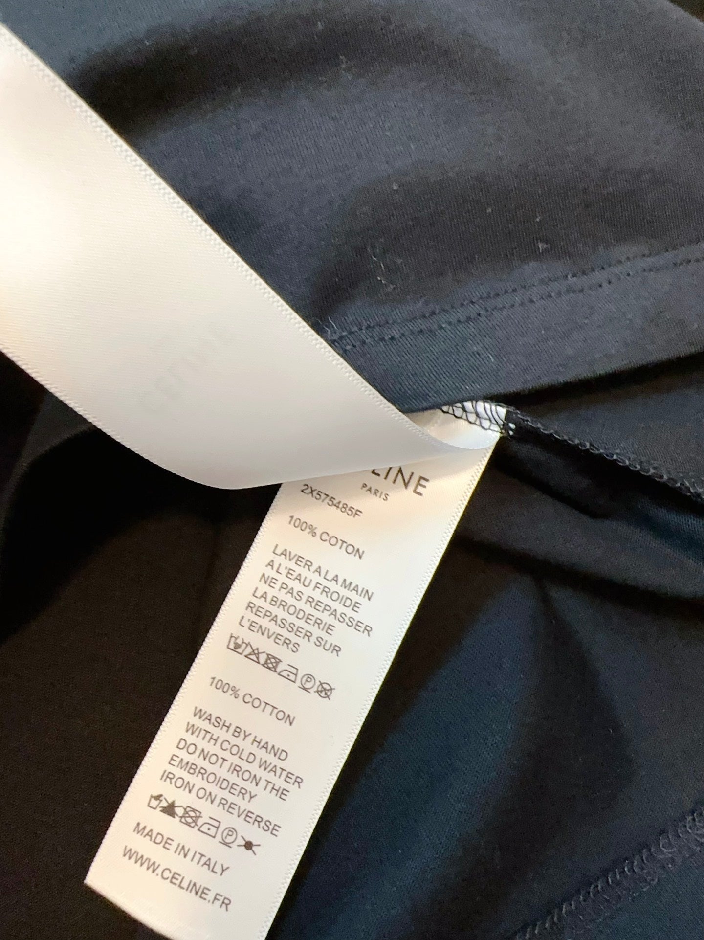 Neues T-Shirt mit Rundhalsausschnitt und kontrastierendem Logoaufdruck, weich und bequem