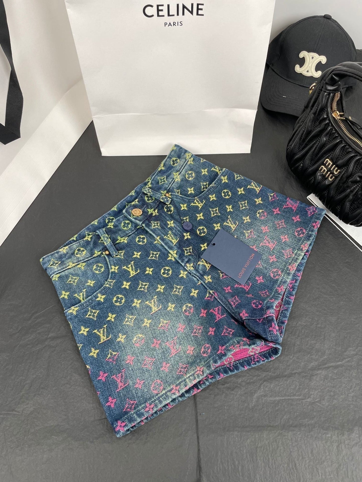 Jacquard-Jeansshorts mit Regenbogen-Farbverlauf