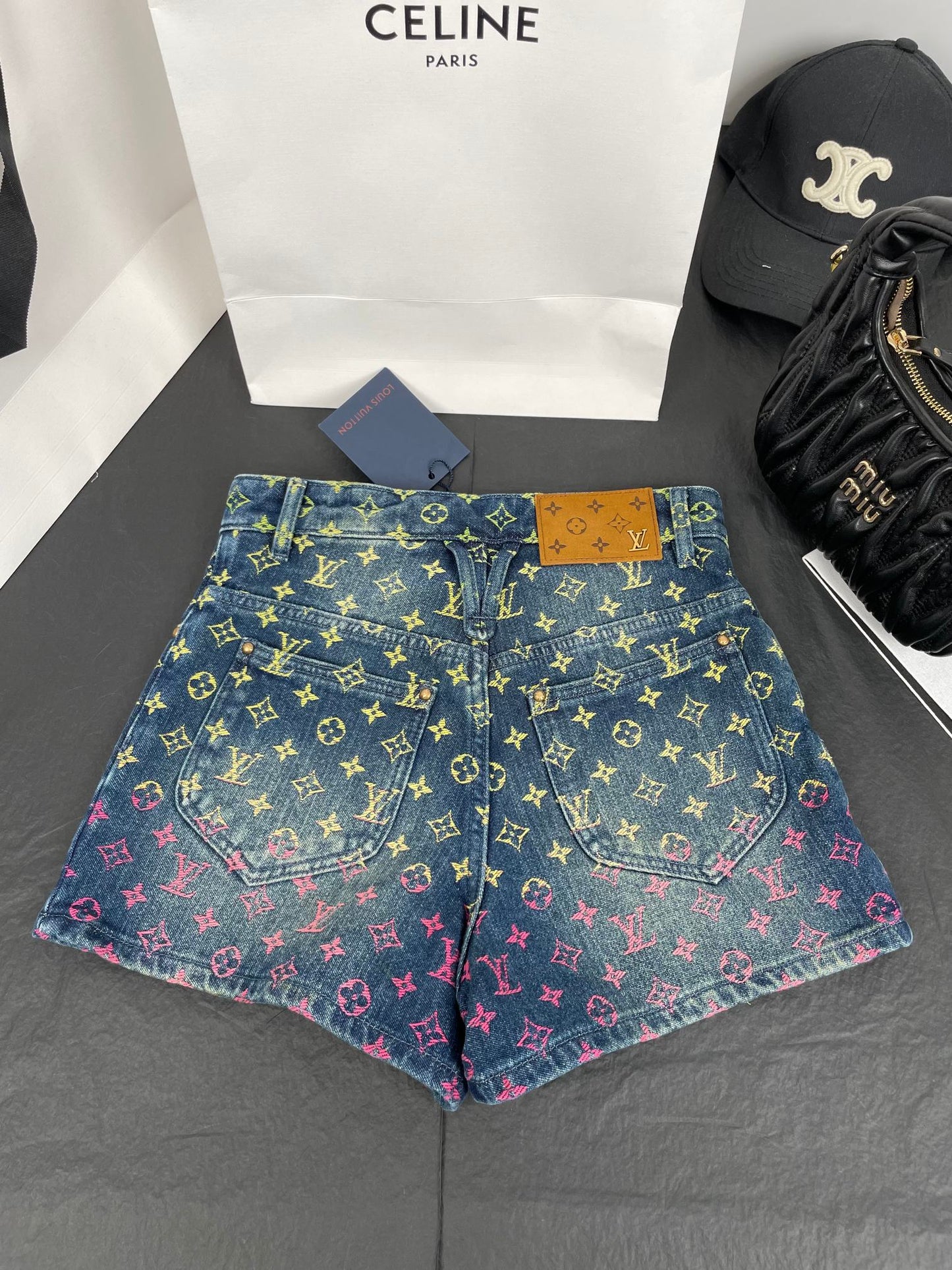 Jacquard-Jeansshorts mit Regenbogen-Farbverlauf